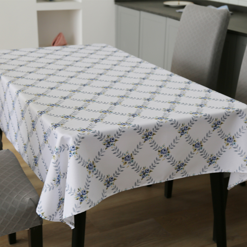 Bedruckte Tischdecke mit Zweigen und Blättern