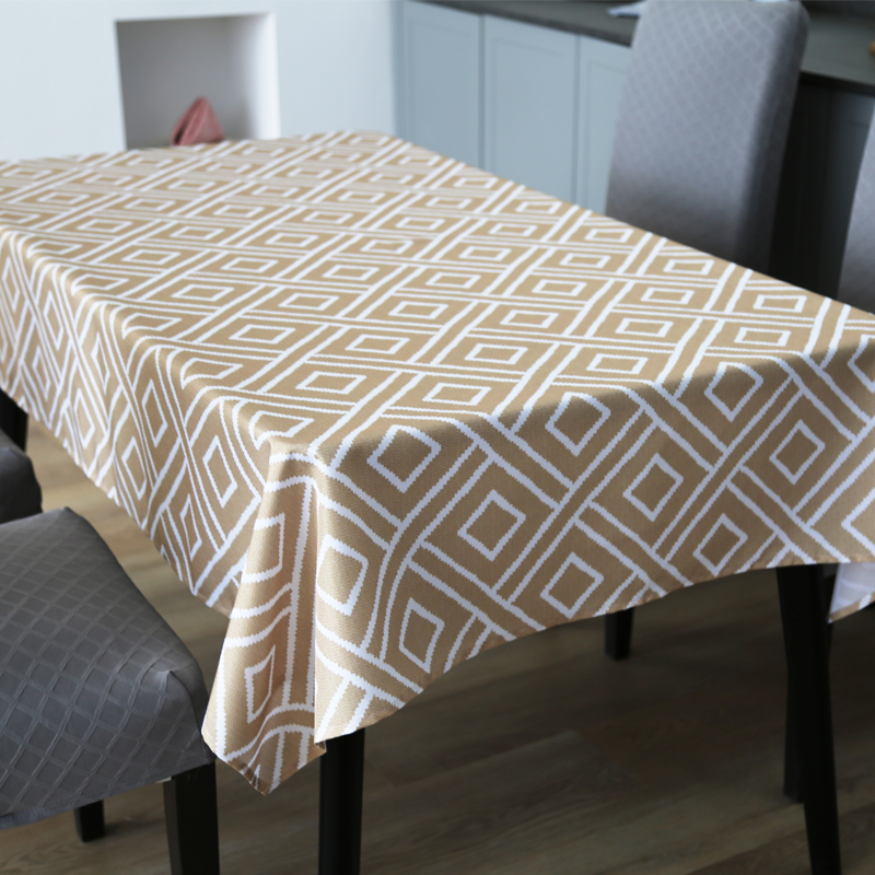 Gold- und weiße geometrisch bedruckte Tischdecke