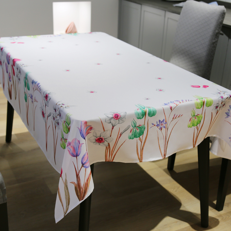 Bunte Blumendruck-Tischdecke auf weißem Hintergrund