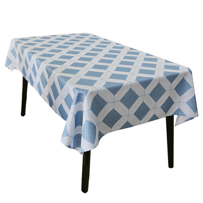 Weiße Tischdecke mit geometrischem Druck auf blauem Hintergrund