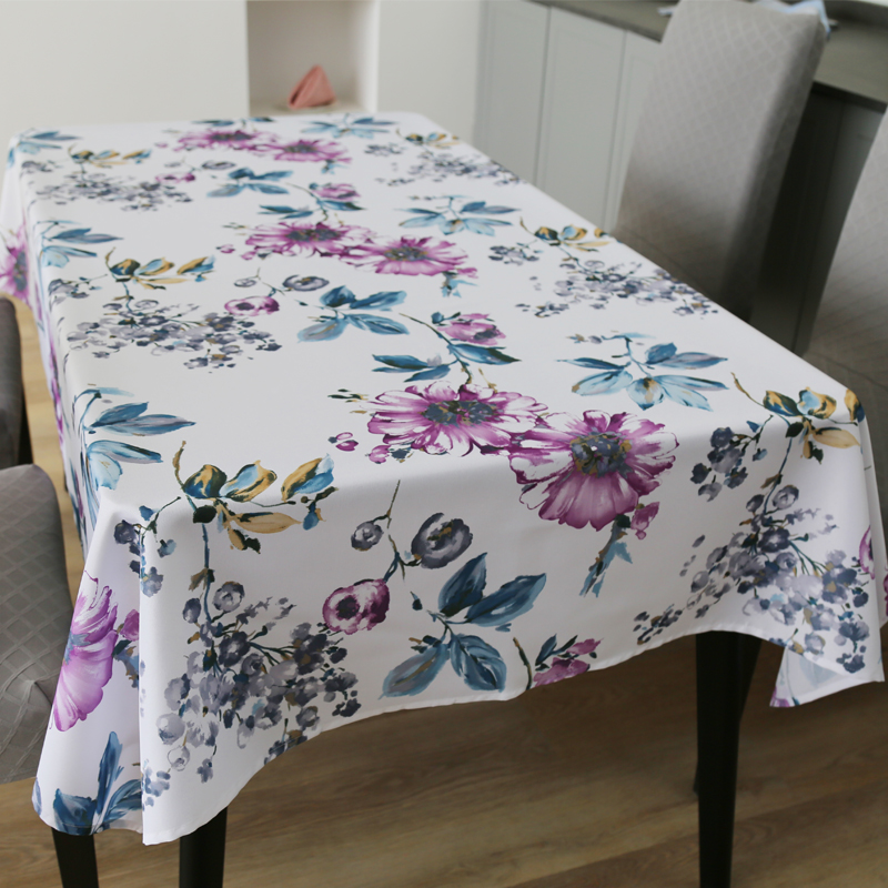 Tischdecke mit blauem Blattmuster, violettem Blumenmuster