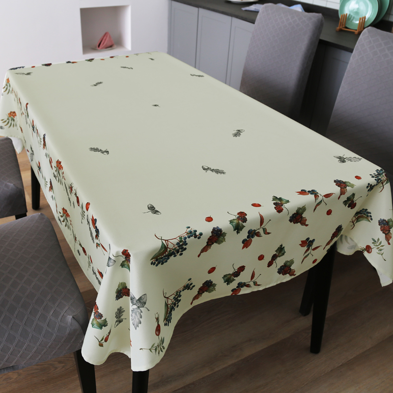 Tischdecke mit Blumenmuster und gelbem Boden