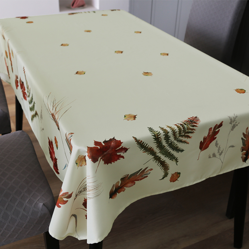 Tischdecke mit Blumenmuster und gelbem Boden