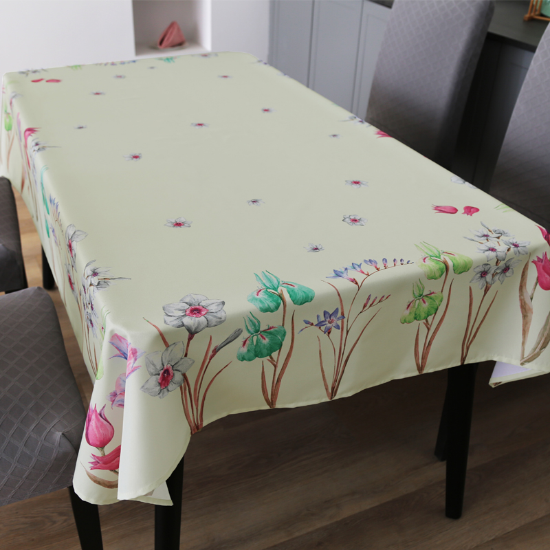 Tischdecke mit Blumenmuster und gelbem Boden